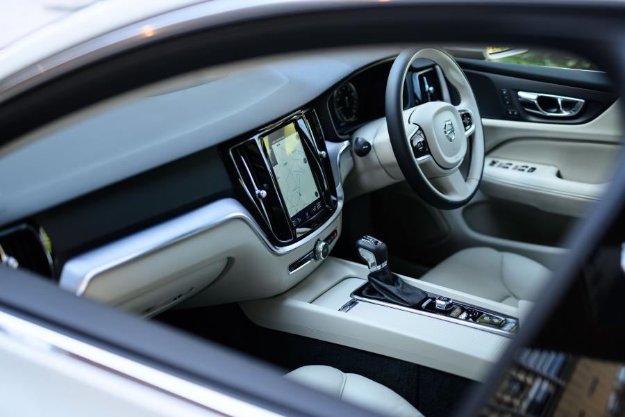 Интерьер Volvo S60 T4 Momentum 2019 года  (JP) (фото 13 из 16)